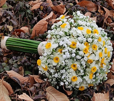 دسته گل عروس با گل نرگس