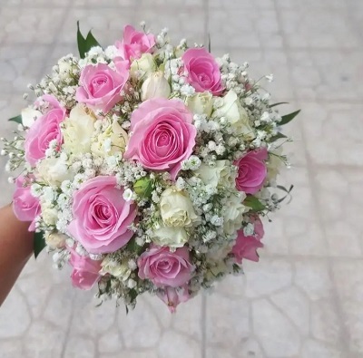 دسته گل طبیعی عروس تم سفید و صورتی