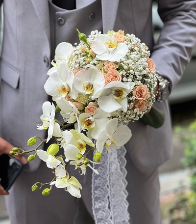 دسته گل عروس با گل ارکیده و رز مینیاتوری